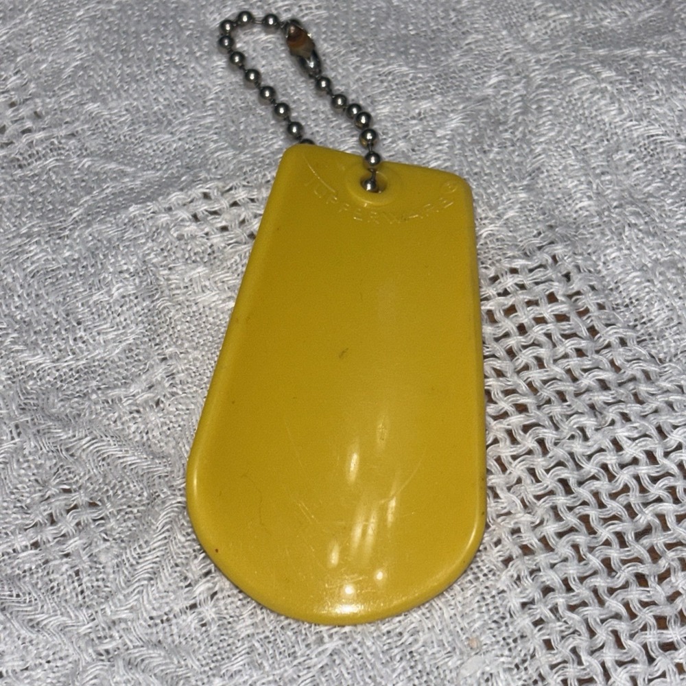 Vintage Tupperware 1225-8 Yellow Shoe Horn with Ball Chain Keychain 3 Inch